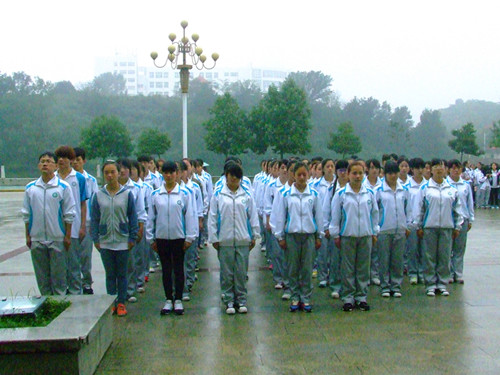 公司领导亲切慰问2014级军训新生