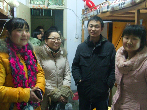 新学期世界足球官网辅导员班主任老师深入员工宿舍看望返校员工