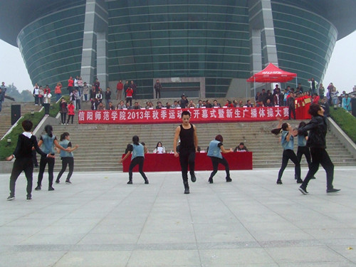 世界足球官网在2013年新生广播体操大赛中获佳绩