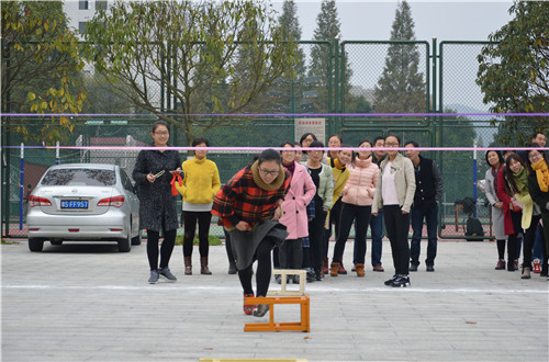 世界足球官网积极组织“国培计划”教师开展素质拓展活动