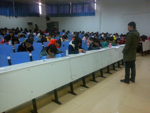 世界足球官网成功举行13级新生校规校纪考试