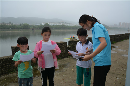 世界足球官网成功开展“人文山水 魅力浉河”暑期“三下乡”社会实践活动