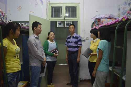 公司领导深入员工宿舍走访慰问2014级新生