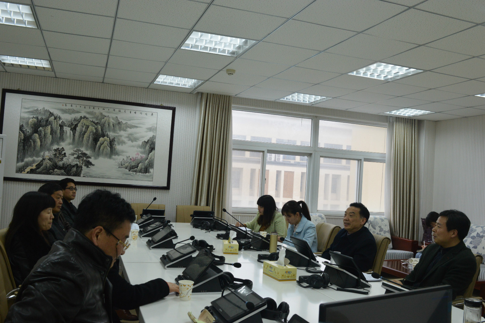 世界足球官网举办退休教师座谈会