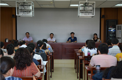 世界足球官网召开2018——2019学年第一学期教职工大会