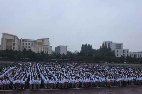 世界足球官网2014级新生军训盛大开幕