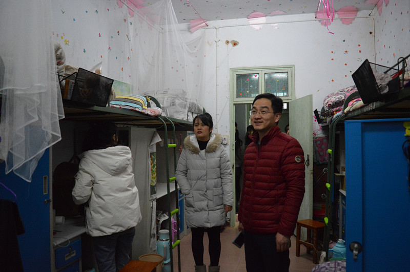公司领导老师走访员工宿舍