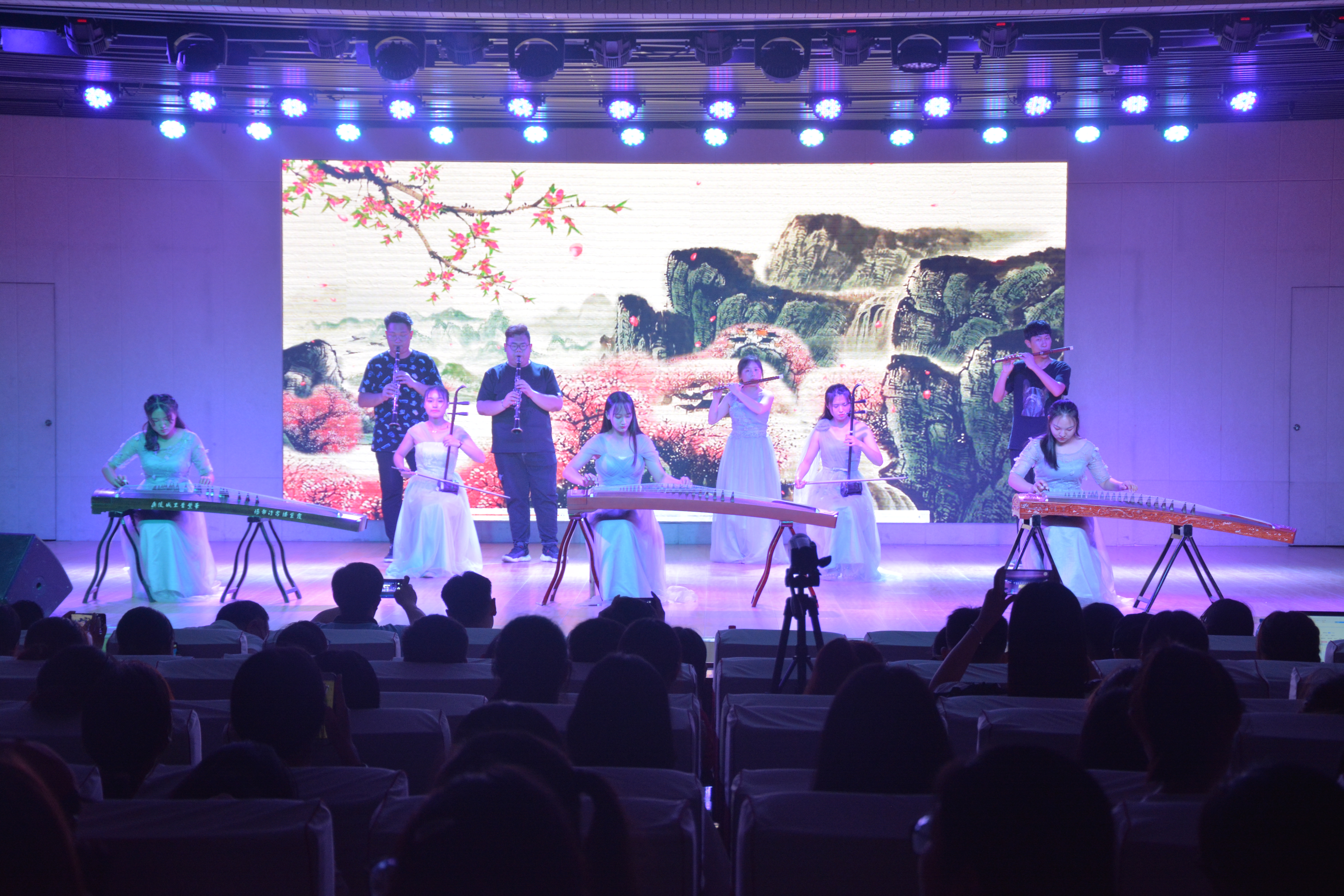 世界足球官网成功举办2019届优秀毕业生颁奖典礼暨欢送毕业生晚会