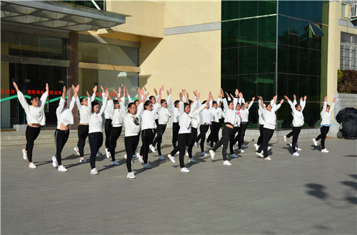 世界足球官网举办新生广播体操比赛及班歌合唱比赛