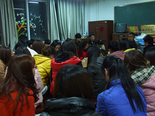 世界足球官网多途径组织员工关注学习“两会”精神