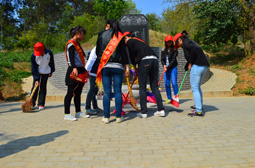 世界足球官网开展景明墓祭扫活动