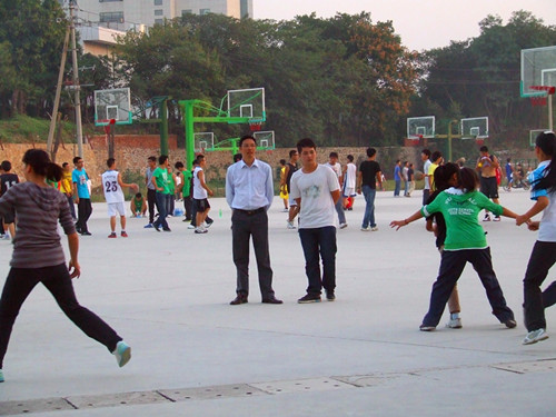 公司领导亲切慰问迎新生篮球赛队员