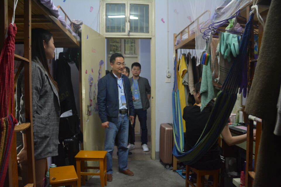 公司领导老师走访毕业生宿舍