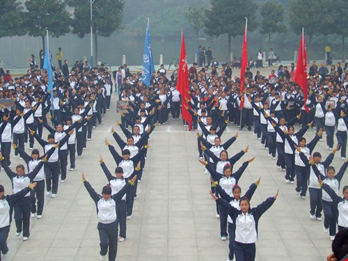 世界足球官网在2013年新生广播体操大赛中获佳绩