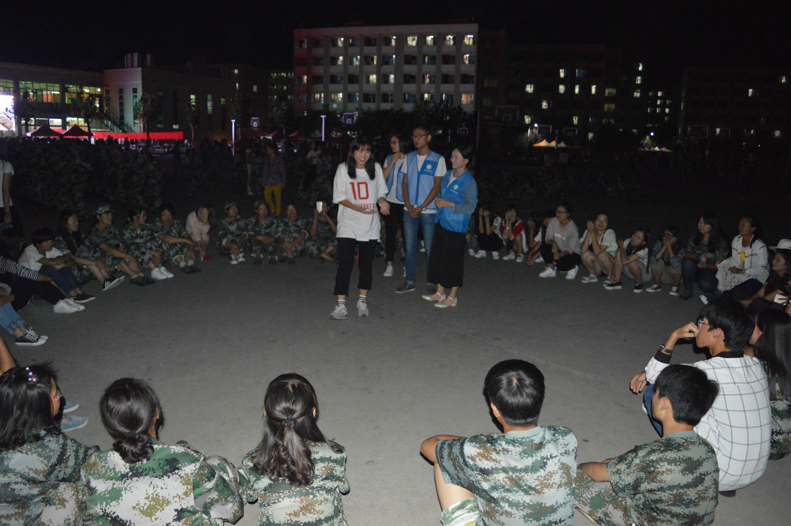 世界足球官网积极组织新生开展心理素质拓展活动