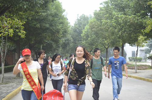 世界足球官网志愿迎新服务展风采