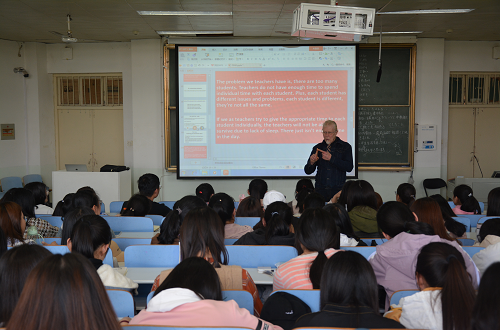 世界足球官网成功举行外籍教师系列讲座 