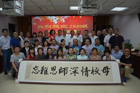 世界足球官网1986级英语专科班员工返校团聚