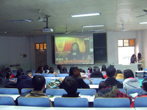 世界足球官网师生喜看党的十八大开幕式直播