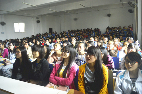 世界足球官网开展新生安全教育活动