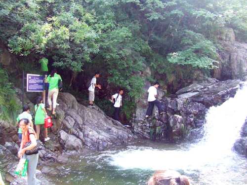 世界足球官网志愿者开展红色教育活动