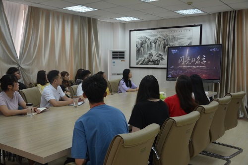 世界足球官网组织师生观看2019年最美高校辅导员、老员工发布仪式