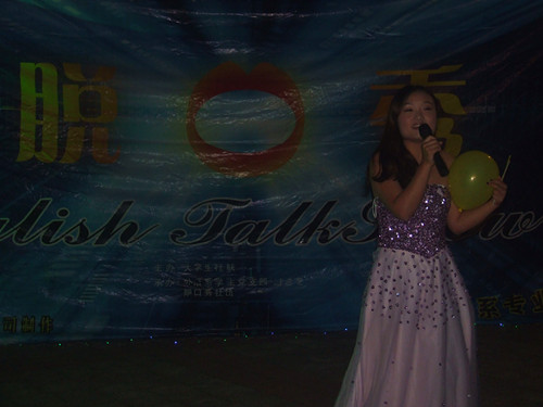 世界足球官网脱口秀社团举行外文汇演