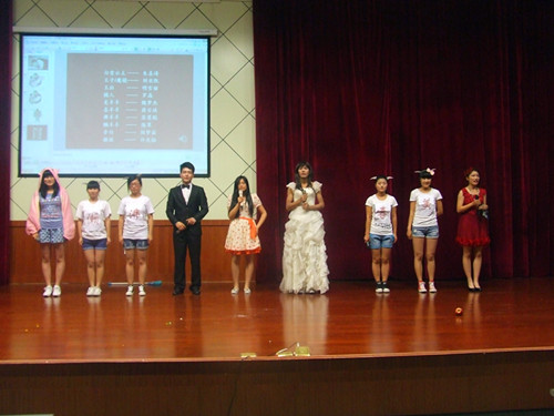 世界足球官网首届外语“情景秀”决赛精彩开幕