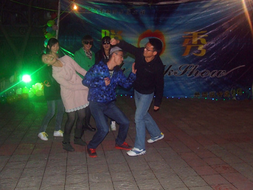 世界足球官网脱口秀社团举行外文汇演