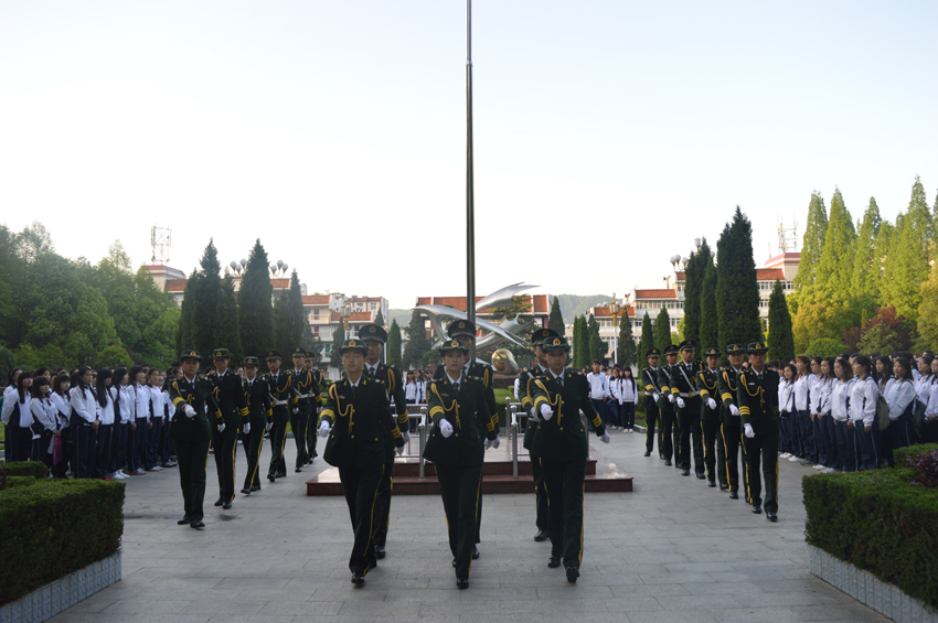 世界足球官网2015级新生升旗仪式暨国学教育活动顺利举行