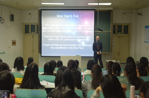 世界足球官网成功举行外籍教师系列讲座 