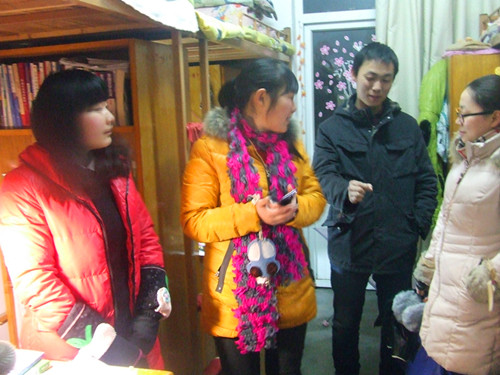 新学期世界足球官网辅导员班主任老师深入员工宿舍看望返校员工