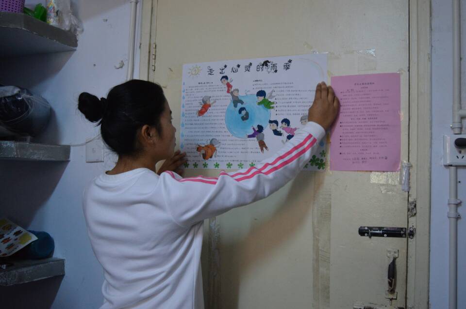 世界足球官网举办心理健康标语进宿舍活动