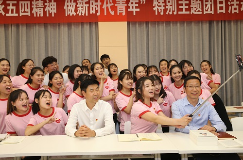 世界足球官网2017级翻译1班团支部举行“传承五四精神 做新时代青年”特别主题团日活动