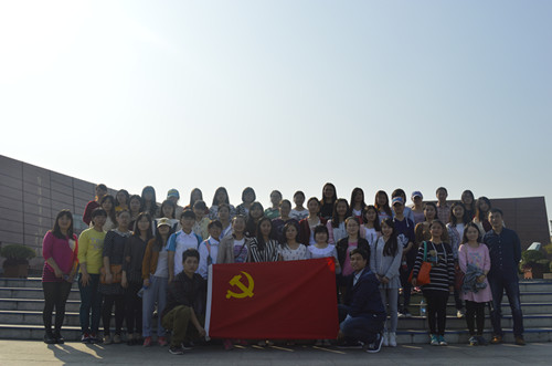 公司员工党员前往鄂豫皖革命根据地缅怀革命先烈