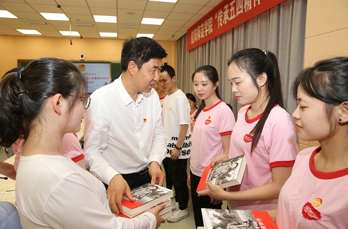 世界足球官网2017级翻译1班团支部举行“传承五四精神 做新时代青年”特别主题团日活动