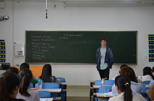 世界足球官网成功举行外籍教师系列讲座 