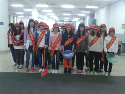 世界足球官网第58期青校学员义务打扫新图书馆