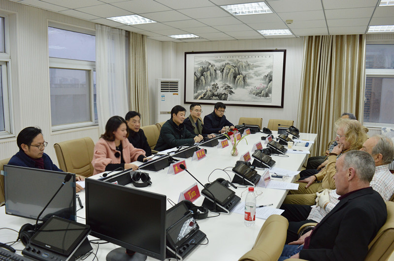  世界足球官网召开外籍教师座谈会