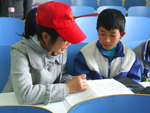 世界足球官网积极开展“流动雷锋学校”活动