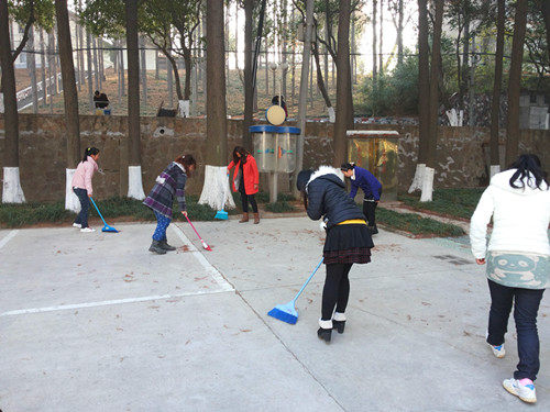 世界足球官网举办志愿者打扫活动