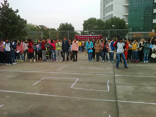 世界足球官网举办女生月“运动风暴”趣味运动赛