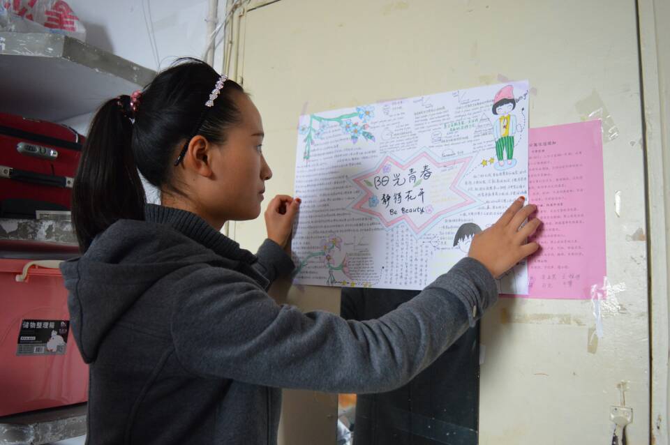 世界足球官网举办心理健康标语进宿舍活动