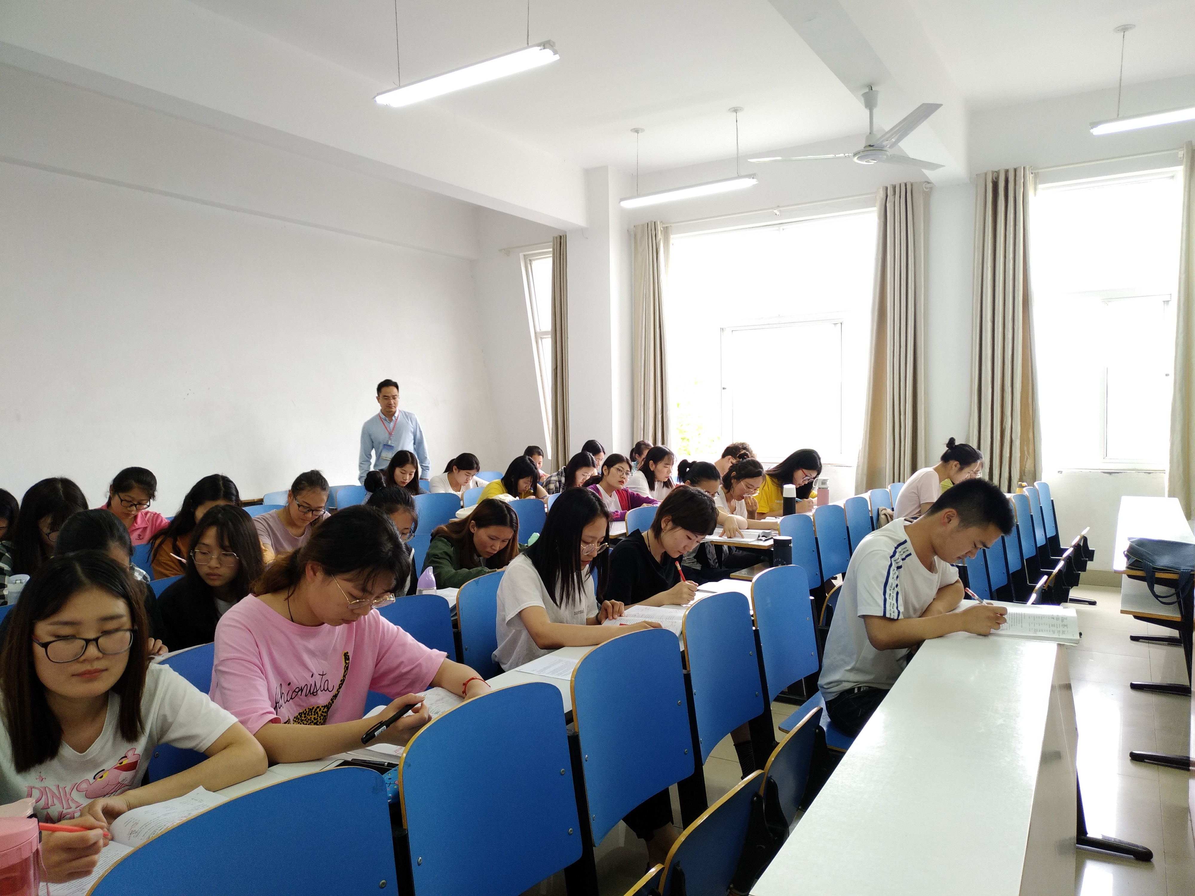 世界足球官网2018-2019学年第二学期第十四周教学检查