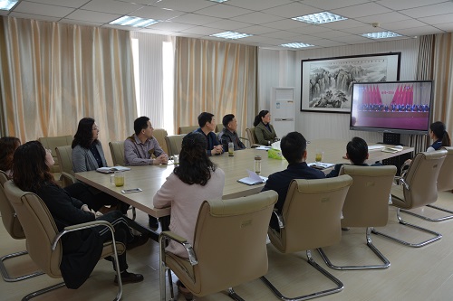 世界足球官网组织师生观看《纪念五四运动一百周年大会》直播