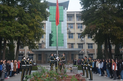 世界足球官网组织员工参加升国旗仪式