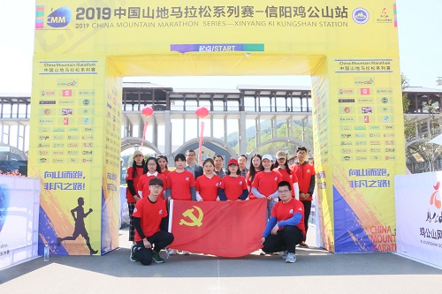 世界足球官网学子积极参与志愿服务活动获好评