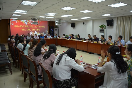 世界足球官网1986级英语专科班员工返校团聚