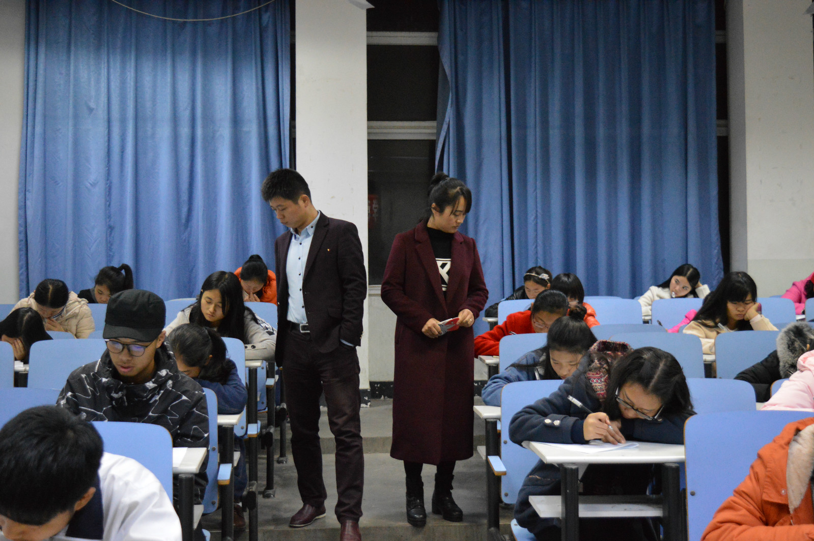 世界足球官网举行2016级校规校纪考试