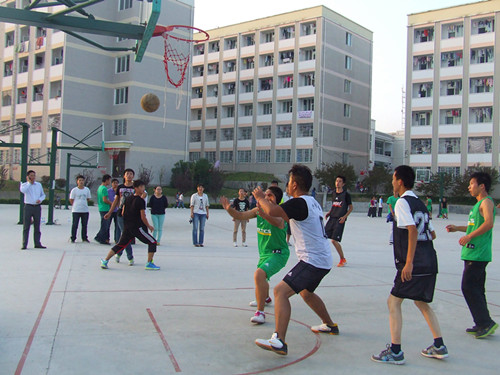 公司领导亲切慰问迎新生篮球赛队员